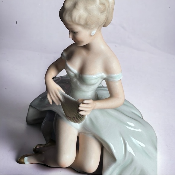 VINTAGE WALLENDORF 1764 GERMANY PORCELAIN SITTING LADY WITH FAN FIGURINE 1590/1 - Picture 11 of 16